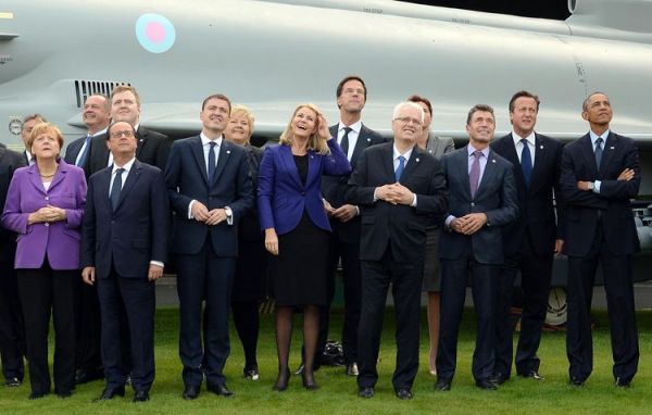 Dirigeants des pays membres de l'OTAN lors d'un défilé aérien au dernier sommet de l'OTAN au pays de Galles le 5 septembre 2014